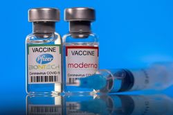 Pfizer, Moderna sẽ kiếm thêm hàng tỷ USD nhờ nhu cầu tiêm mũi thứ ba