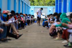 Người dân TP.HCM xếp hàng trong ngày thứ 2 tiêm vaccine Sinopharm