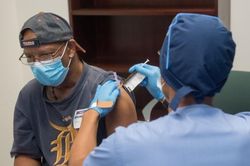 CDC Mỹ phê chuẩn tiêm liều bổ sung phòng Covid-19