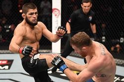 Huyền thoại UFC ký hợp đồng bóng đá chuyên nghiệp