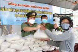 Dồn sức chống dịch, giúp đỡ dân nghèo