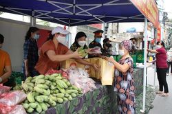 'Chợ 0 đồng' đến với người dân khó khăn ở Hà Nội