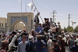Taliban chiếm thêm nhiều thành phố của Afghanistan, thủ đô Kabul nguy cấp