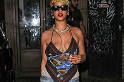 Nữ ca sĩ, tỷ phú Rihanna diện mốt không nội y, lộ nhược điểm