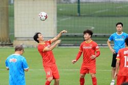Đội tuyển Việt Nam đẩy cao khối lượng tập luyện, Văn Hậu được giao 'thần y' Choi
