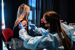 CDC Mỹ phê chuẩn tiêm liều bổ sung cho người suy giảm miễn dịch
