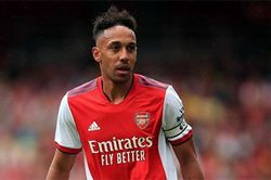 Tại sao Arsenal vắng Lacazette và Aubameyang ở trận thua Brentford?