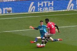 Pogba bỏ lỡ cơ hội ghi bàn mười mươi cho MU vì quá điệu