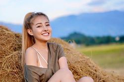 Mặc đồ kiệm vải, Ngân 98 chuyển sang làm 'gái quê' lả lơi đốn tim mọi người