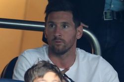 Phản ứng trái ngược của Messi khi Icardi và Mbappe tỏa sáng
