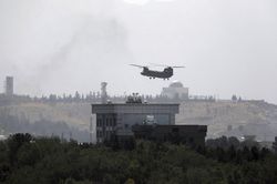 Nhân viên ngoại giao Mỹ di tản khỏi Kabul bằng trực thăng