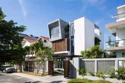 Sử dụng nhiều kính lớn kết nối thiên nhiên, nhà Nha Trang lên báo Mỹ