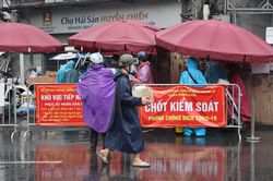 Người dân đội mưa đợi gửi lương thực, nhu yếu phẩm trong khu cách ly