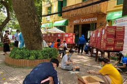 Hàng trăm sinh viên nội trú nhận được hỗ trợ trong những ngày giãn cách