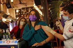 Vaccine Covid-19: Australia nhận 1 triệu liều từ Ba Lan, Israel tổ chức tiêm suốt đêm tại Tel Aviv