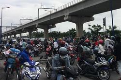 Hàng trăm người 'mắc kẹt' ở cửa ngõ TPHCM khi tự về quê tránh dịch