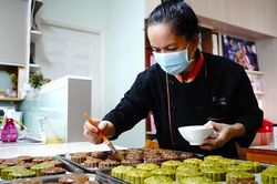 Tự tay làm 2000 bánh Trung thu tặng bệnh nhi và y bác sĩ ở BV dã chiến