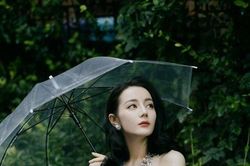 Mỹ nữ Hoa ngữ Địch Lệ Nhiệt Ba hóa quý cô yêu kiều