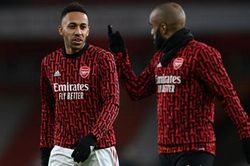 Arsenal tan hoang hàng tiền đạo