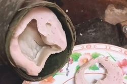 Đi mua giò về ăn mì tôm mà bị 'khoét' mất phần lõi, chủ nhân dở khóc dở cười còn dân mạng cười mệt: 'Làm được như vậy cũng khó nha'