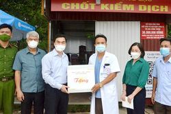 Các đồng chí lãnh đạo tỉnh thăm, tặng quà các chốt kiểm soát dịch Covid-19 tại huyện Yên Sơn, Sơn Dương