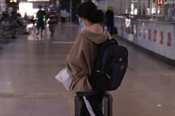 Thông báo sắp có lương giữa mùa dịch rồi làm 1 hành động, thầy giáo khiến tất cả sinh viên bật khóc