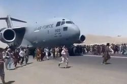 Người Afghanistan bất chấp nguy hiểm, bám càng máy bay Mỹ rời khỏi Kabul