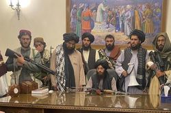 Thủ lĩnh Taliban đặt súng lên bàn tổng thống Afghanistan