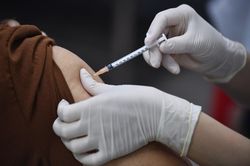 Có nên uống thuốc chống dị ứng trước khi tiêm vaccine Covid-19?