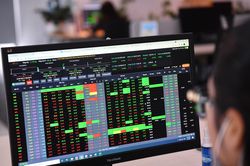 Dòng tiền vào ồ ạt, VN-Index tăng gần 14 điểm