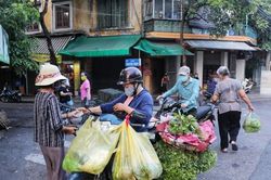 Hình ảnh họp chợ ngay dưới lòng đường phố Hà Nội