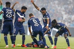 Cầu thủ Ligue 1 bất tỉnh trên sân đấu