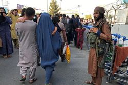 Sân bay Kabul trong cảnh hỗn loạn
