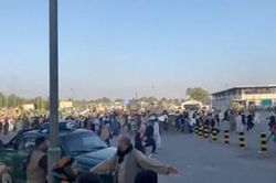 Quân đội Mỹ buộc phải bắn chỉ thiên ở sân bay Kabul, Afghanistan