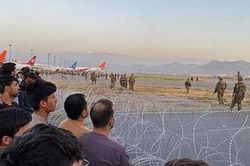 Quân đội Mỹ bắn chỉ thiên tại sân bay Kabul ở Afghanistan