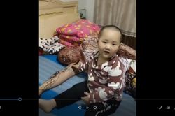 Chết cười với cậu con trai biến bố say thành... bảng vẽ