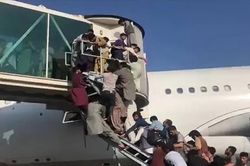 Afghanistan: Hàng nghìn người tháo chạy; quân đội Mỹ nổ súng cảnh cáo nhiều lần; 65 quốc gia ra tuyên bố chung