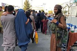 Nhân chứng nói nhiều người thiệt mạng ở sân bay Kabul sau tiếng súng nổ