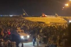 Người dân Afghanistan chạy khỏi thủ đô, sân bay Kabul náo loạn