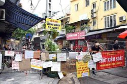 Treo biển bán hàng kín chốt kiểm soát ở 'chợ nhà giàu' Hà Nội