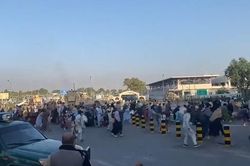 Cảnh hỗn loạn và nổ súng ở sân bay Kabul