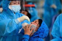 TP.HCM đẩy nhanh tiêm vắc xin, chăm lo lương thực và tiền trọ cho dân