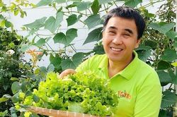 Xót xa lý do khiến MC Quyền Linh ngủ đất, đi dép tổ ong dù giàu có