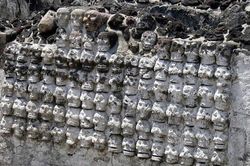 Rùng rợn tòa tháp sọ người Aztec 500 năm tuổi