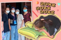 Con gái Phương Thanh theo mẹ làm từ thiện, té sõng soài 'rách quần' khi lần đầu vác 20 kg gạo