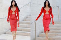 Megan Fox mặc áo gần như 'toang' vòng 1 đi dạo phố nổi bần bật