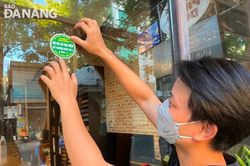 Quận Hải Châu triển khai sáng kiến dán mẫu nhận diện hộ gia đình đã xét nghiệm