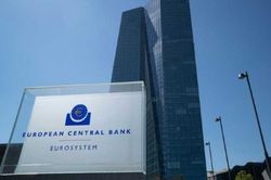 ECB quyết định tăng lãi suất lần đầu tiên trong 11 năm