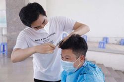 Y, bác sĩ Bệnh viện K cắt tóc, chuẩn bị tiếp sức miền Nam chống dịch