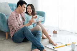 Đàn ông vốn thích chủ động nhưng nếu anh ấy để bạn 'nắm dây cương' ở 3 nơi này thì chắc chắn bạn cực quan trọng với họ